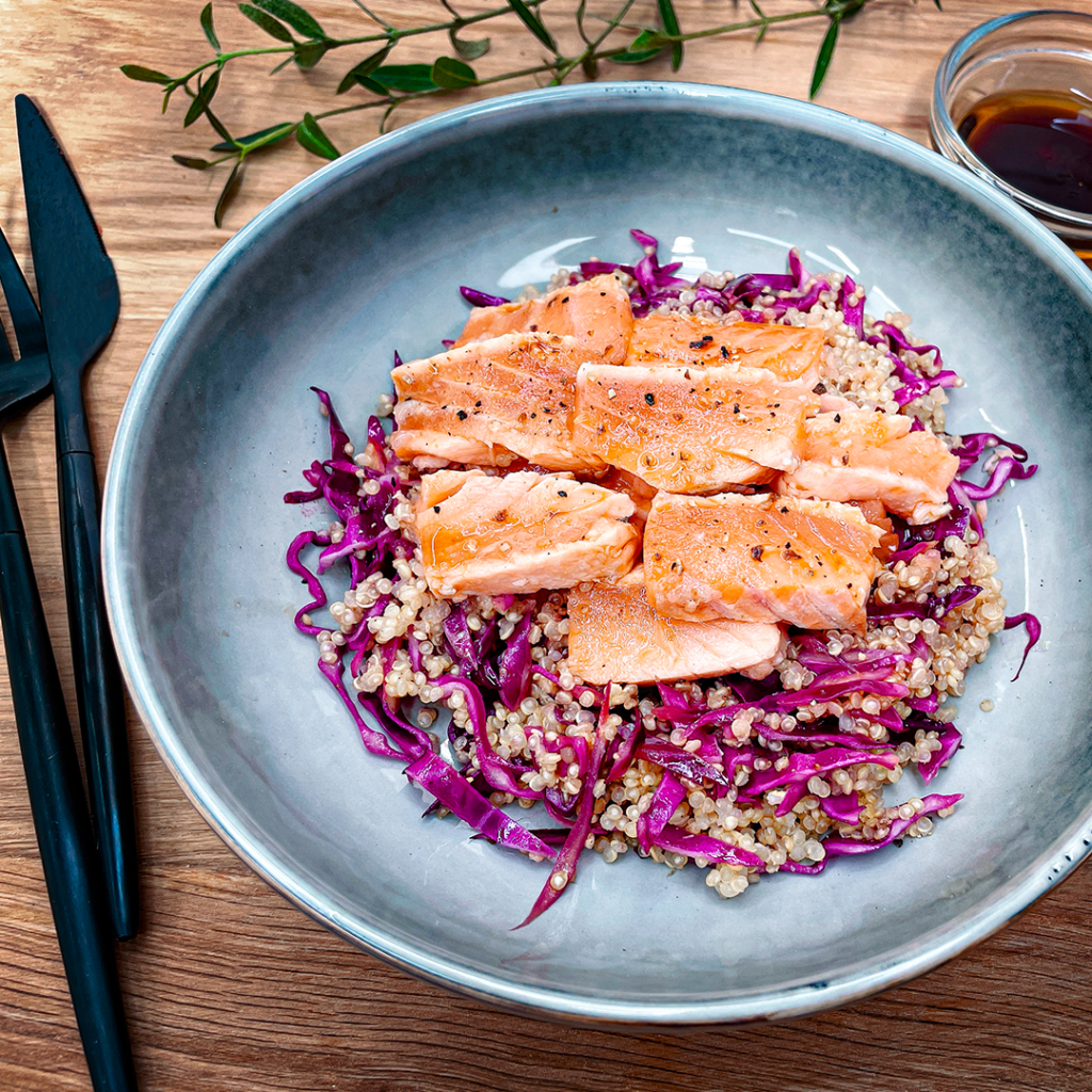 Tataki de saumon écossais Label Rouge, salade de quinoa et chou rouge, sauce ponzu par le chef Thomas Chisholm