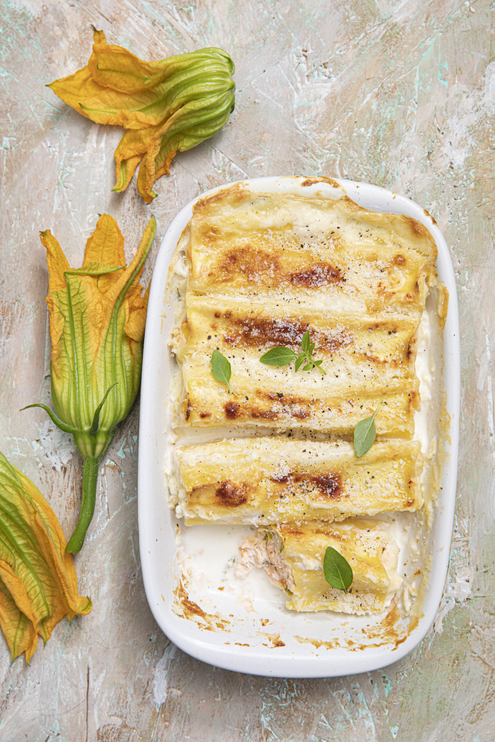 Cannellonis farcies au saumon et fleurs de courgettes, basilic, parmesan et crème