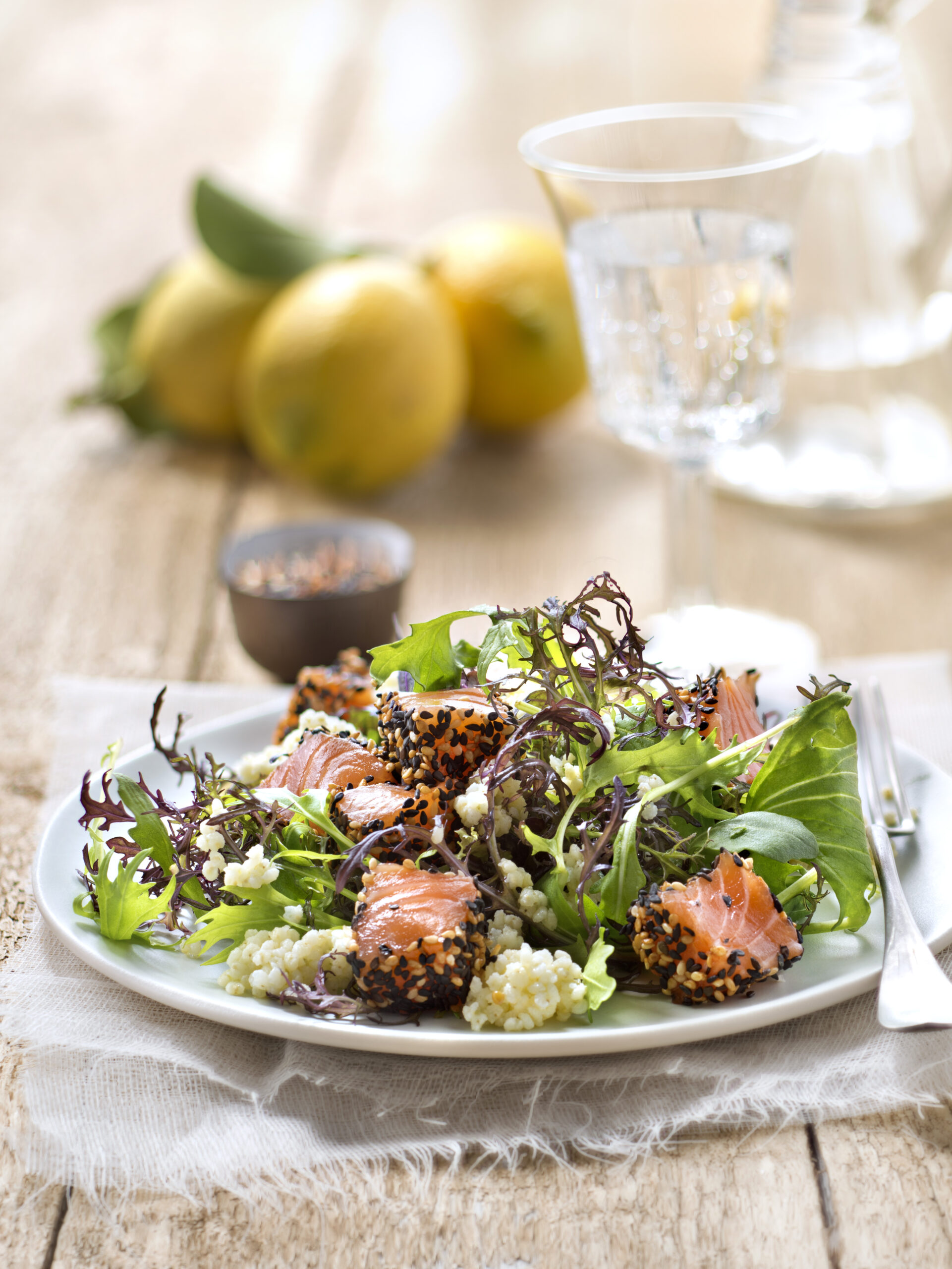 Grande salade de millet au saumon, sésame et citron