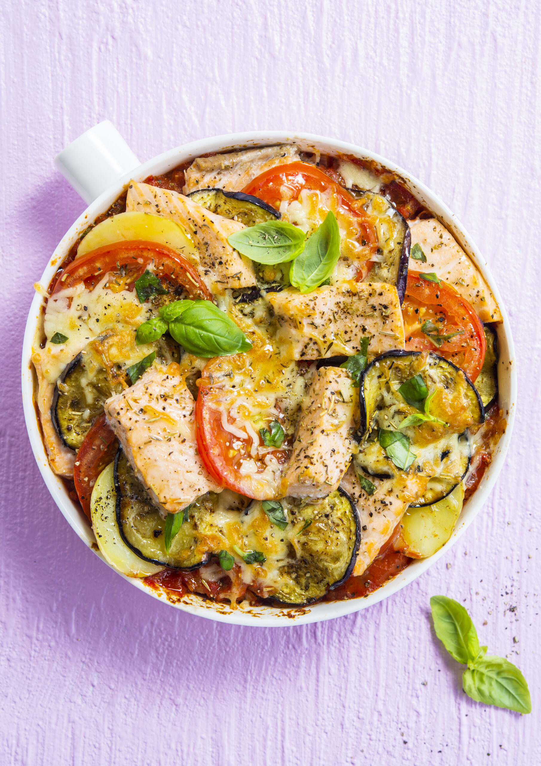 Moussaka au saumon, pomme de terre, tomate et aubergine
