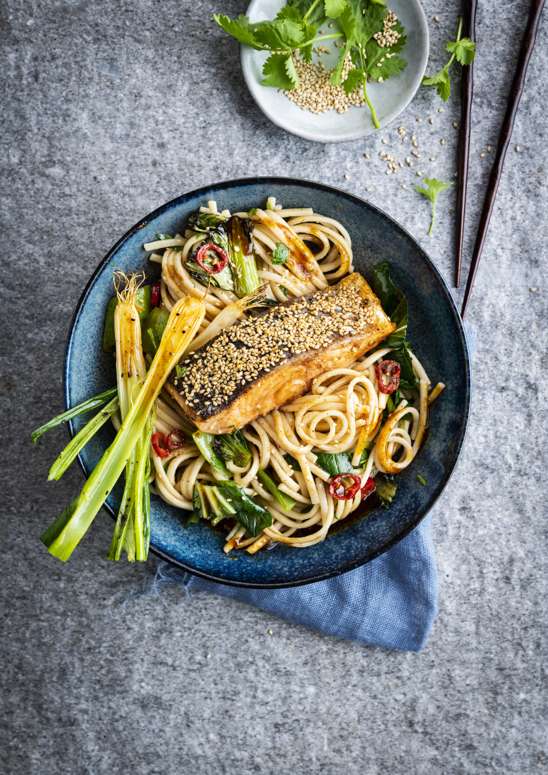 Nouilles aux oignons grillés du printemps et saumon au sésame