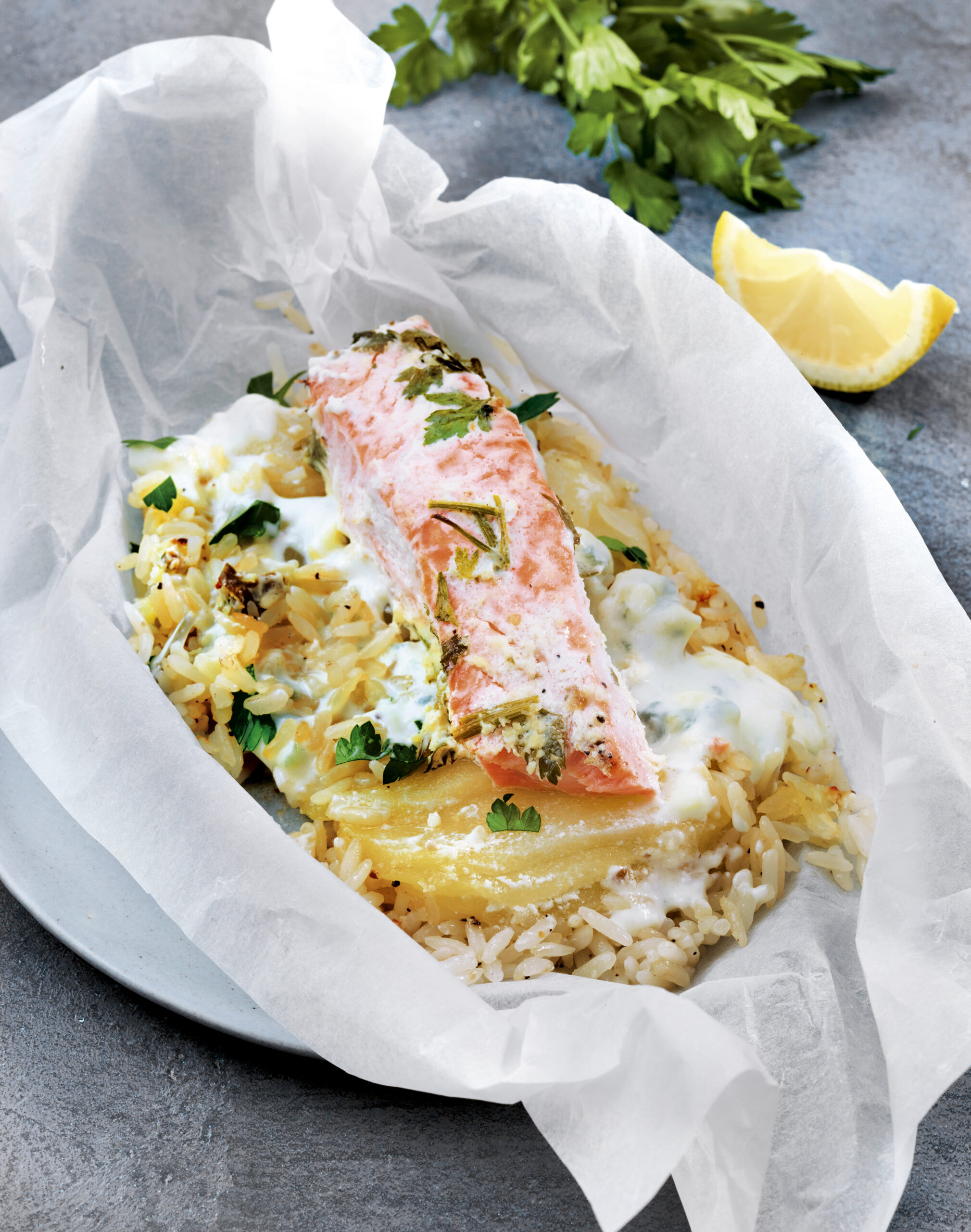 Papillotes de saumon au riz, poires et roquefort