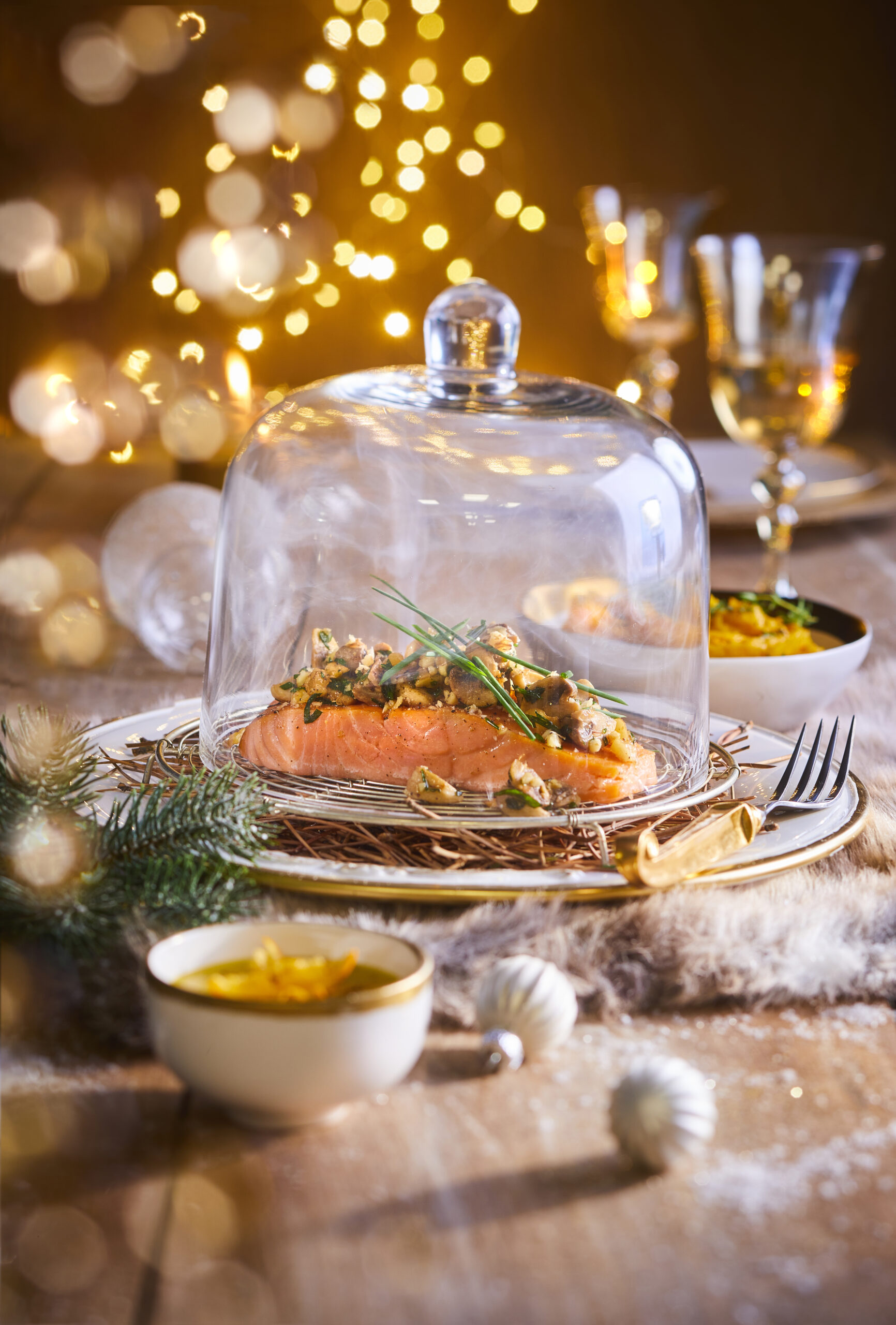 Pavé de saumon aux girolles sous cloche