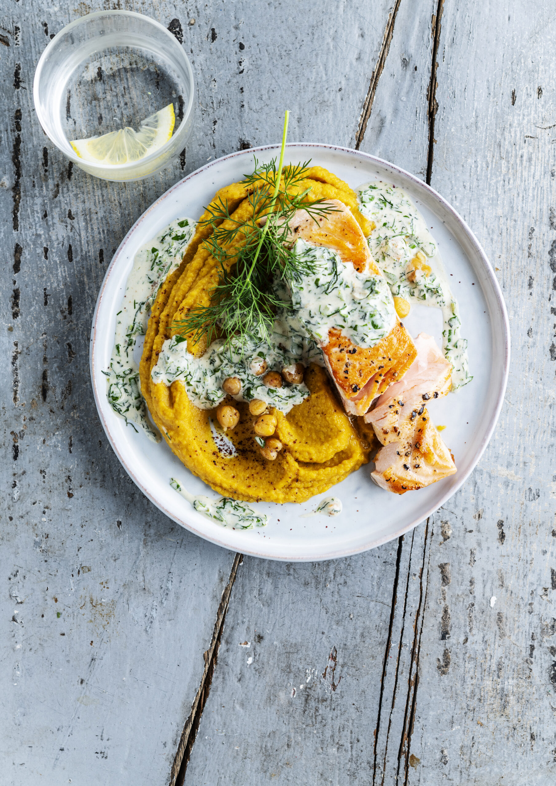 Pavé de saumon sauce à l'aneth et purée de potiron aux pois chiches grillés
